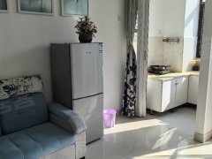 冠城公寓出租拎包入住出行方便，配套设施齐全，家具家电齐全。