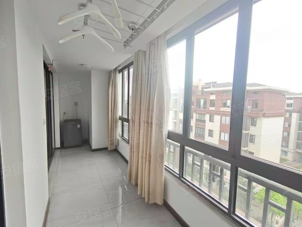 苏州常熟虞山金山苑五区金山苑五区 3室2厅2卫 房间客厅阳台是通的