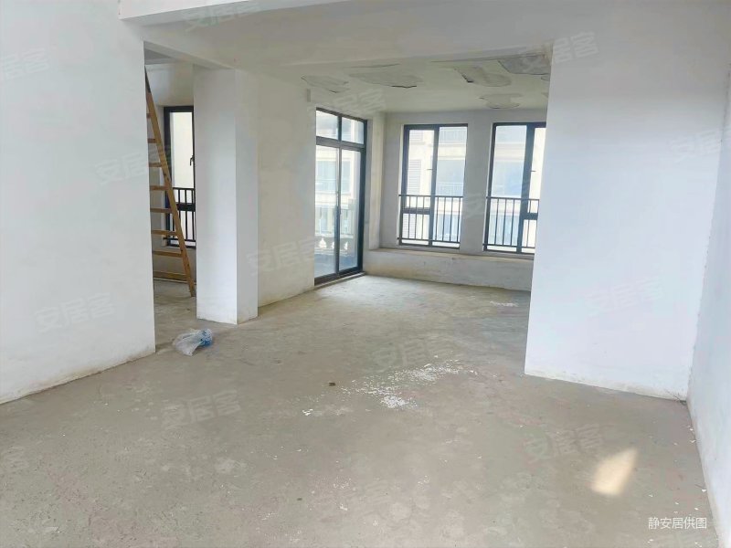 彩虹郡(2期)洋房带大露台 单价低 客厅镂空 双层