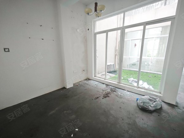 带独立院子带大露台 停车方便 万和公馆