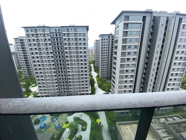 绍兴镜湖洋江西路武地融创滨湖湾房东从未入住 随时可看房 家具家电