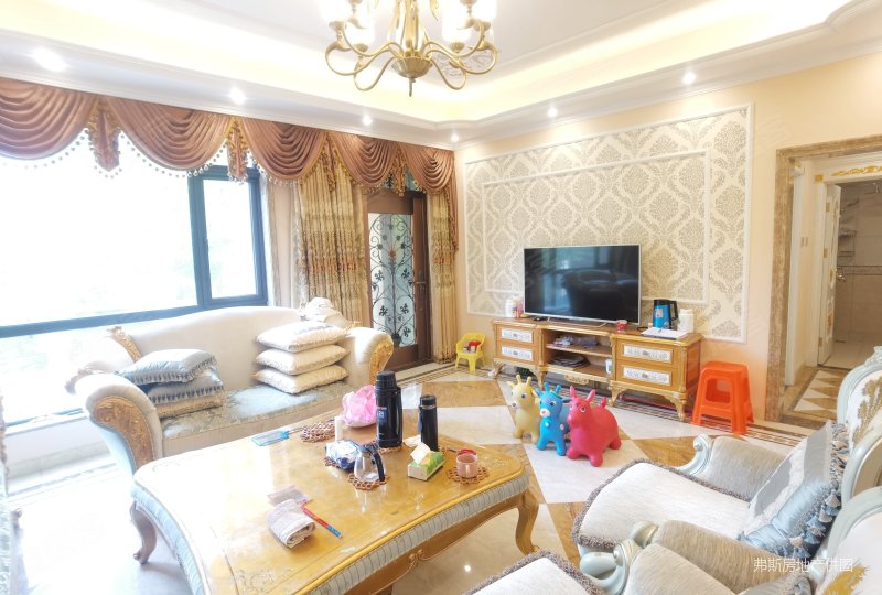 边户大花园联排别墅!一层带老人房!豪华装修拎包入住!小区中心