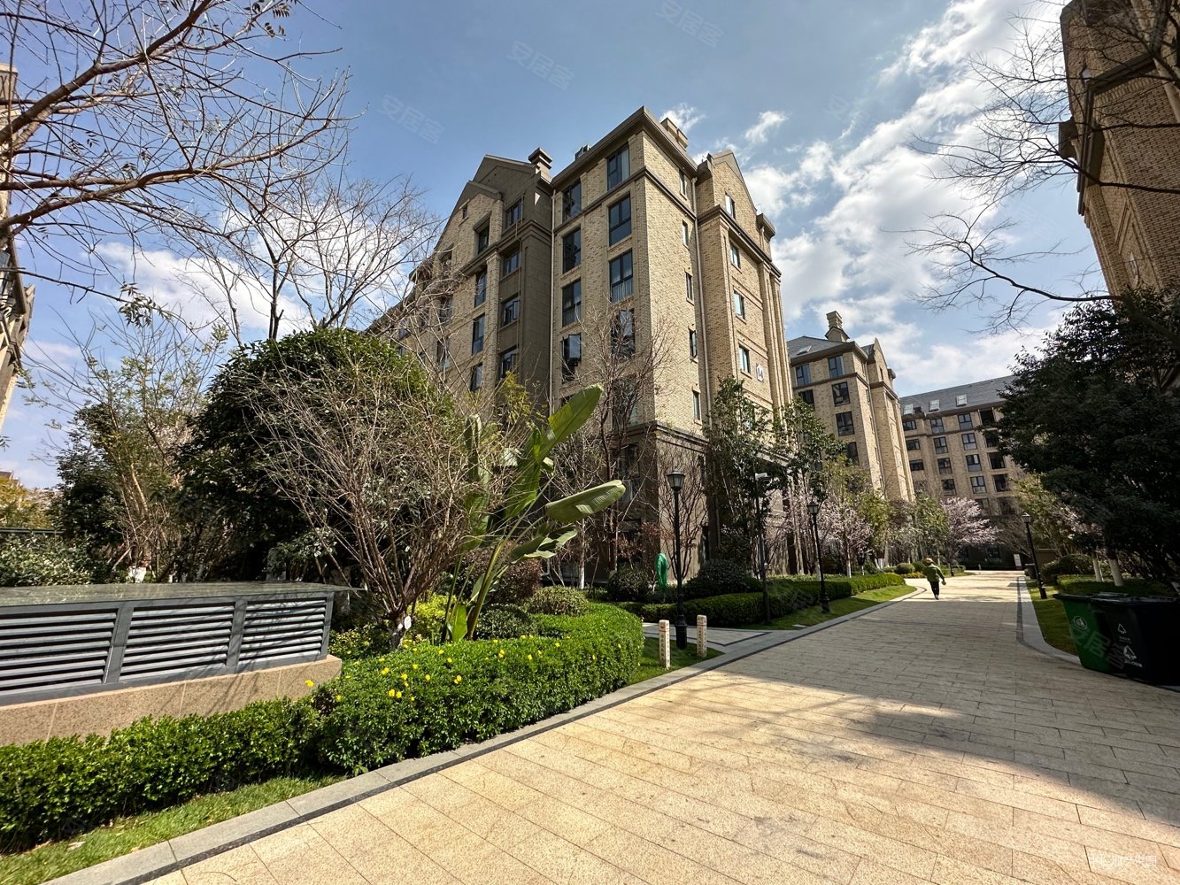 俊发滇池one9组团伯克郡4室2厅2卫138.96㎡南北337万