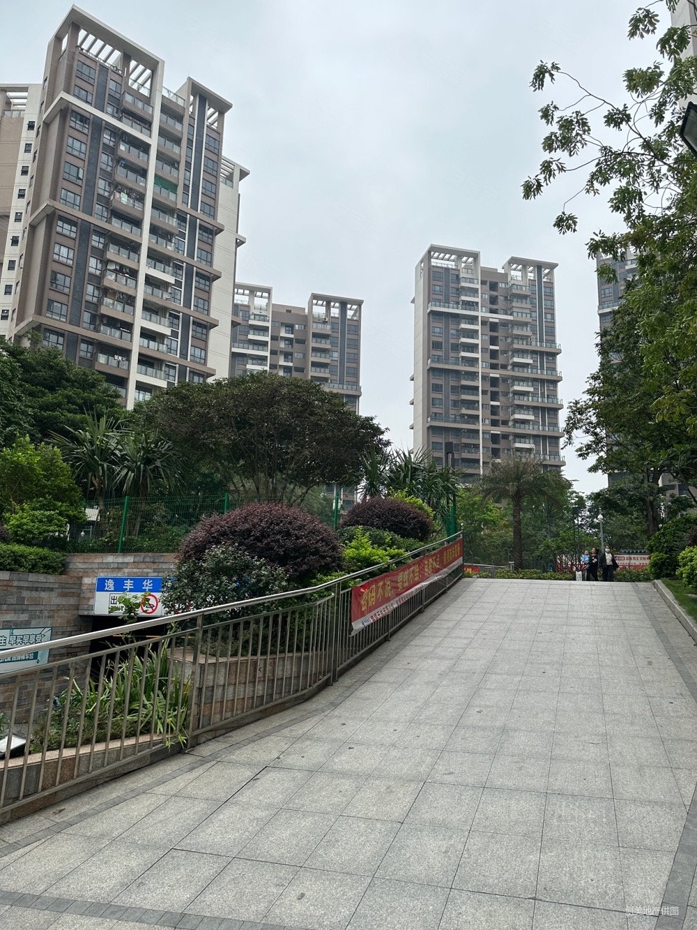 逸丰华庭 单价8200 花中旁毛坯4房户型有入户花园