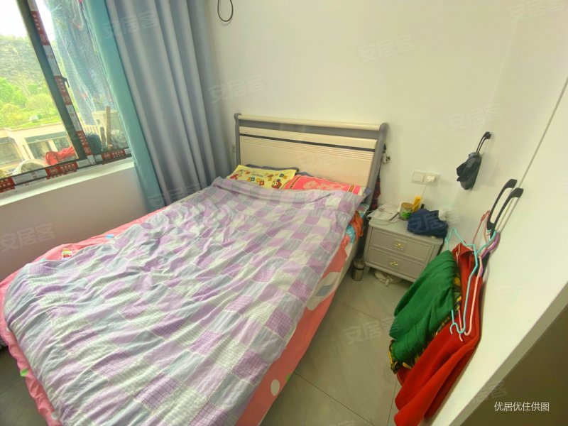 轻轨3号线附近精装三室出售,业主保持的非常好,领包入住,中国摩金棕