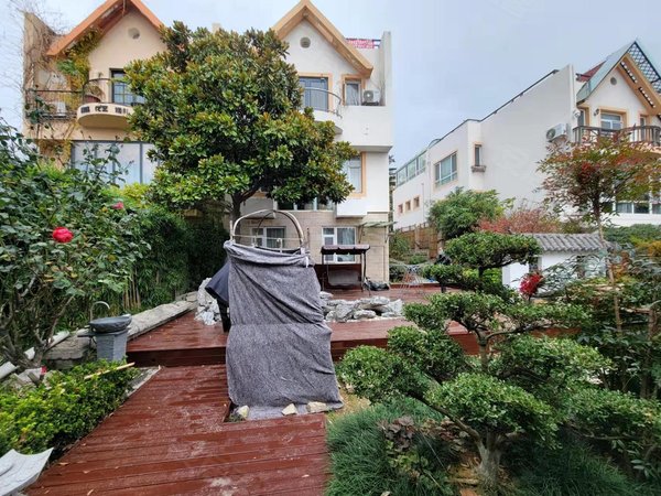 青岛市南辛家庄银都花园(别墅)银都花园别墅 带200平花园 楼上看海