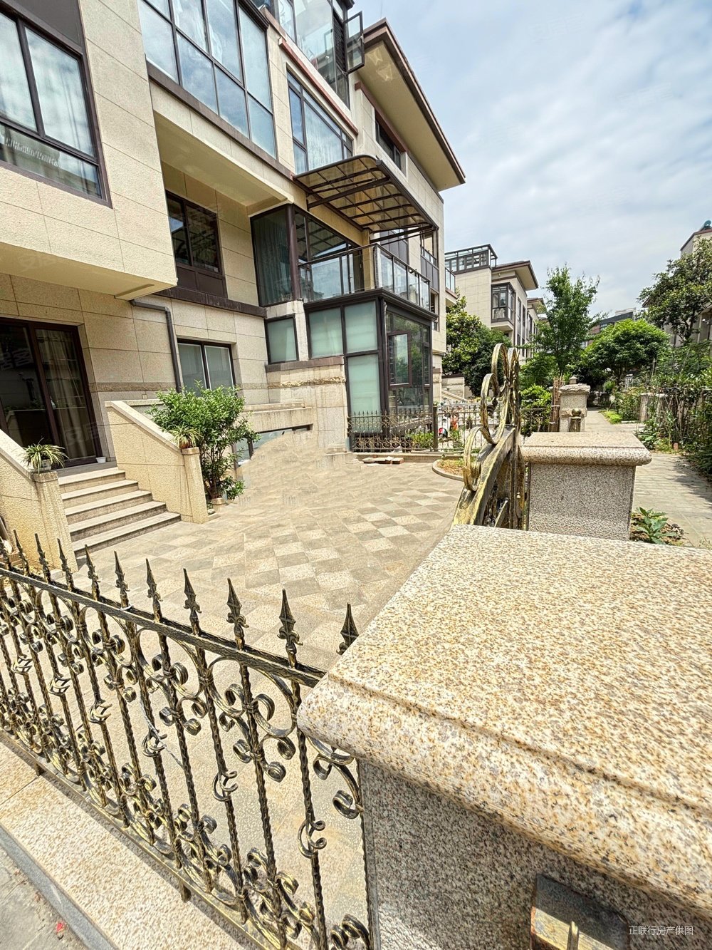 急售 可谈价 新区永旺旁 联排别墅运河水岸精装修 两个停车位