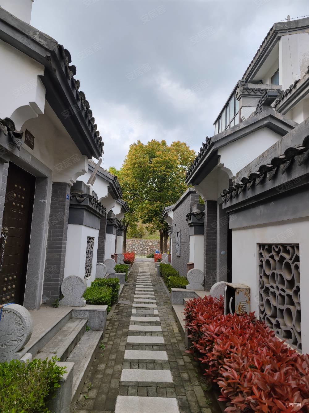 周边商圈成熟,汤山鎏园(别墅)二手房,99万,3室2厅,2卫,88平米-南京