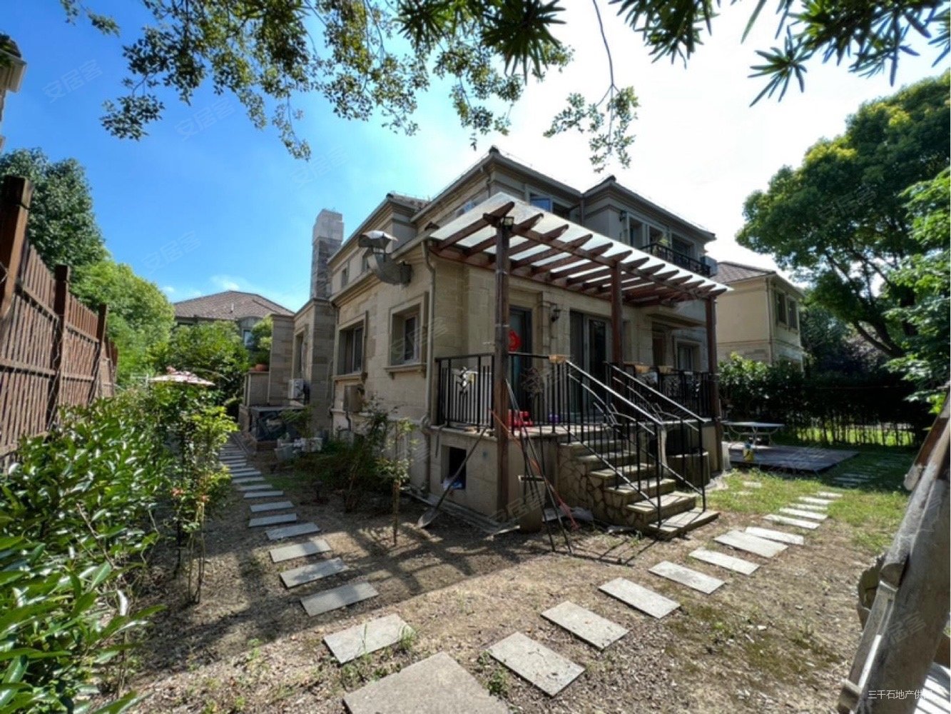 2号线徐泾东地铁口,新出独栋别墅,低于市场价,看房有钥匙,久事西郊名