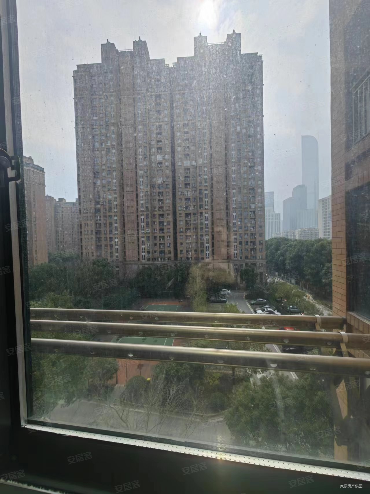 中央景城3室2厅2卫138㎡南610万