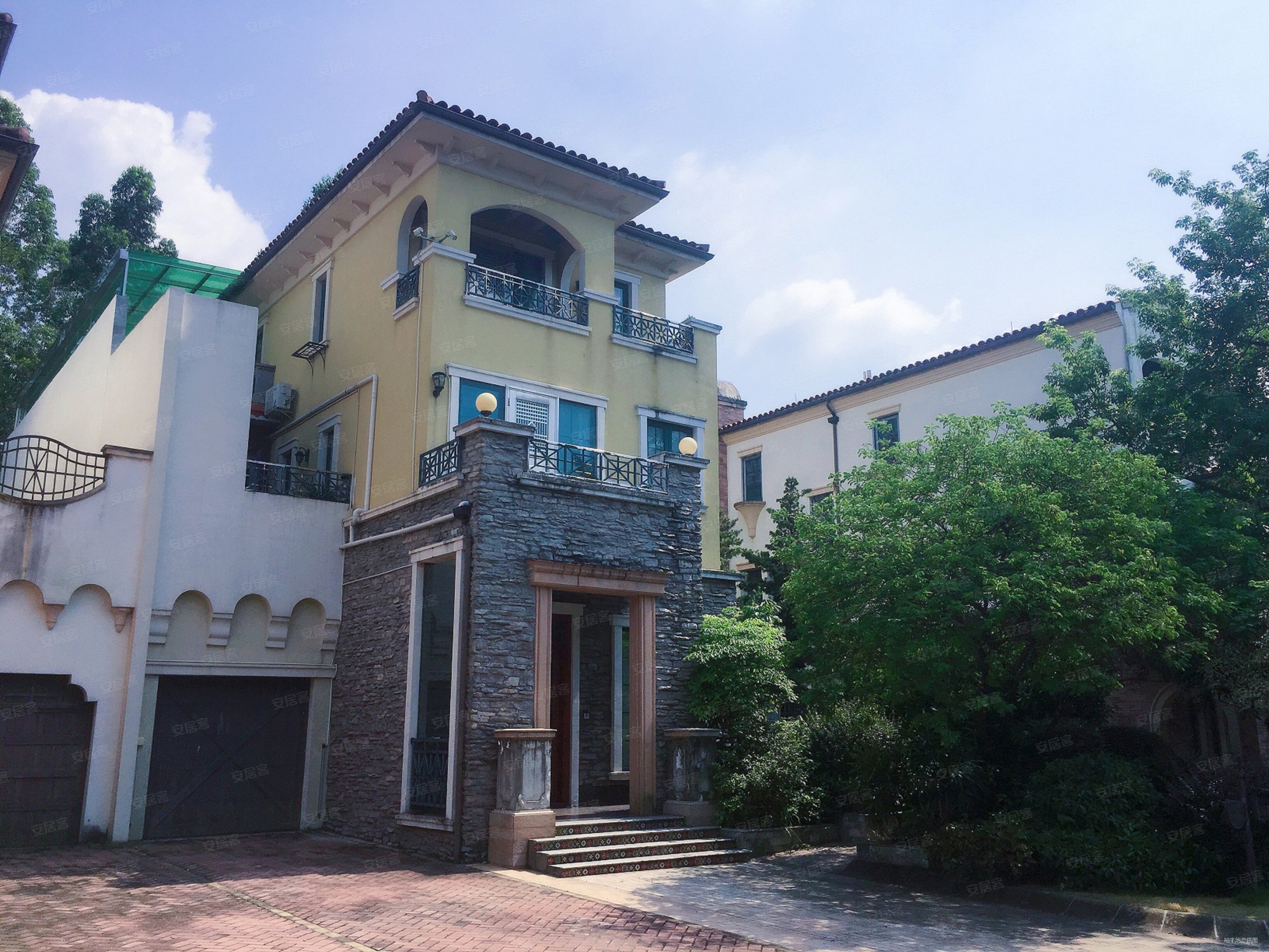 捡漏美的半岛庄园佛山一线湖景别墅地下室大花园送车位