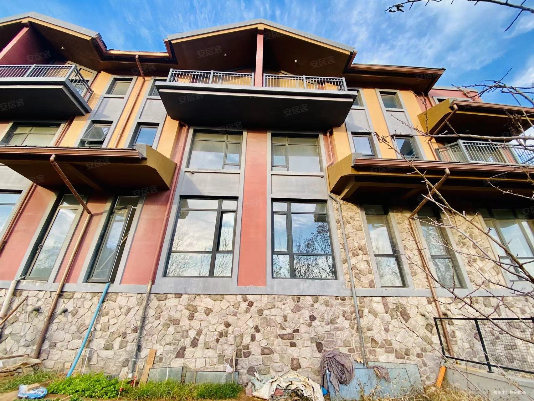 青岛小镇四期前排联排别墅带有南院送负一层随时看房