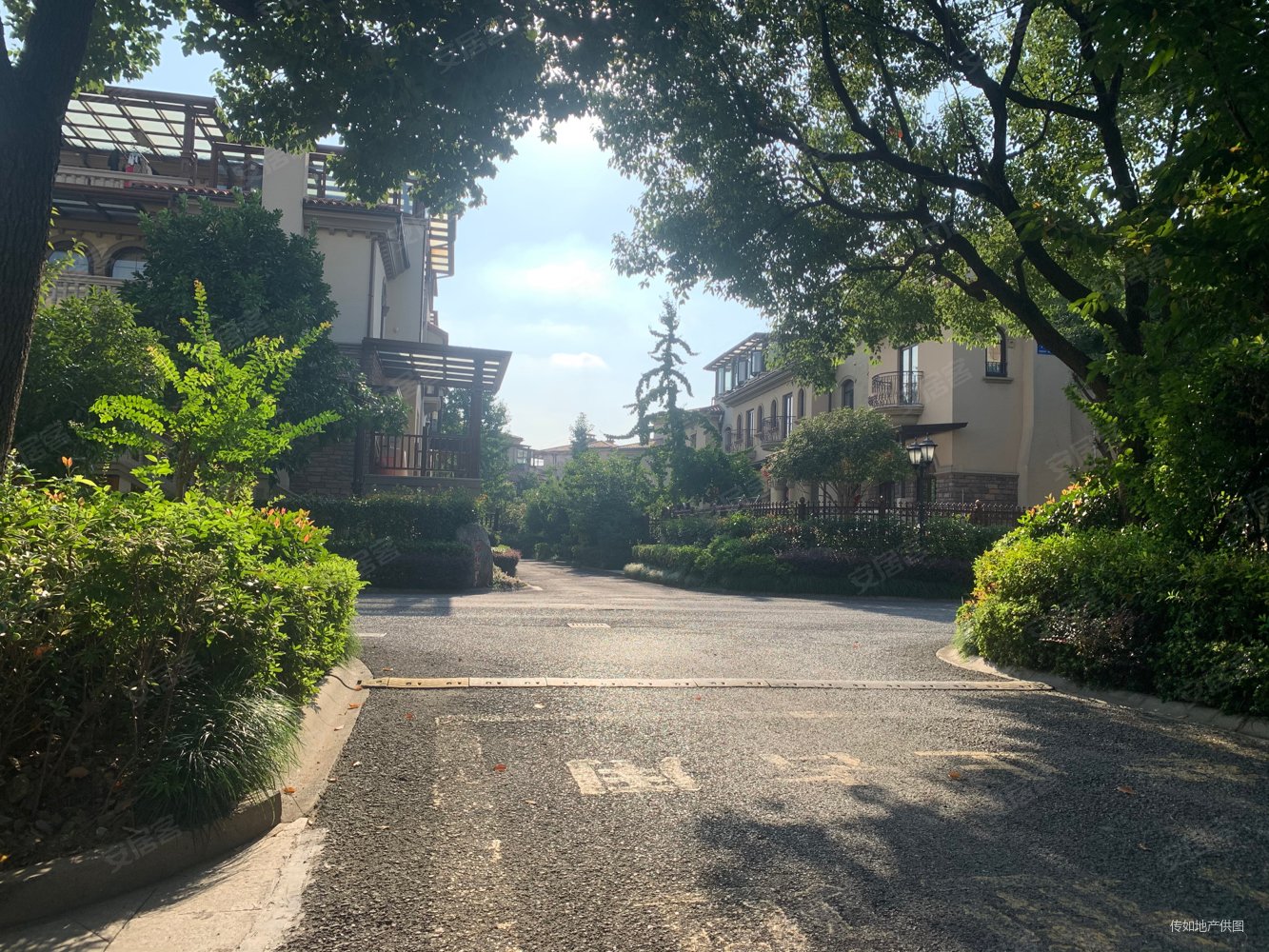 唯美品格 诚意出售中间套 前后花园 小区中心位置 大露台,唯美品格(东