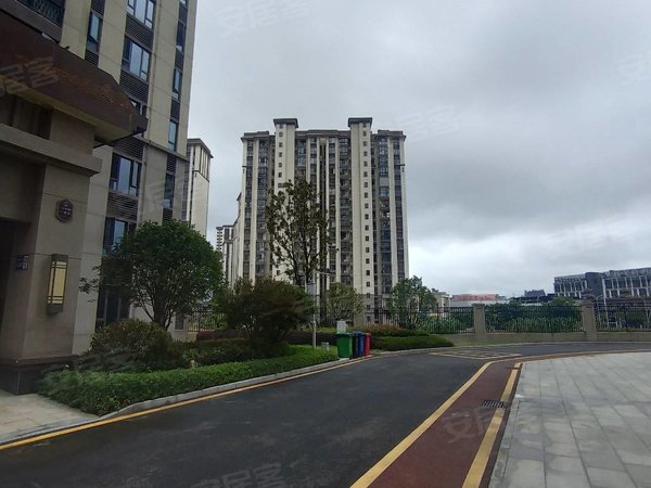 贵阳观山湖商贸城碧桂园西南上城紫御府西南商贸城仓储物流中心正对面