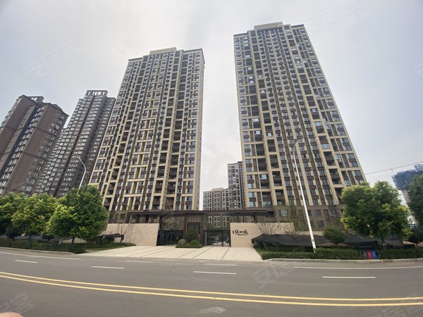 漯河郾城郾城城区漯河绿地城西城区高铁旁绿地城,精装3室,家具家电