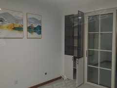 新泰一中龙池路东城社区阁楼,精装修,家具家电齐全,年租8500元出租房源真实图片