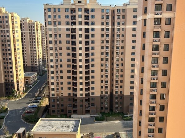 上海浦东曹路金海华城康平佳苑近地铁900米 精装三室一厅高楼层无遮挡