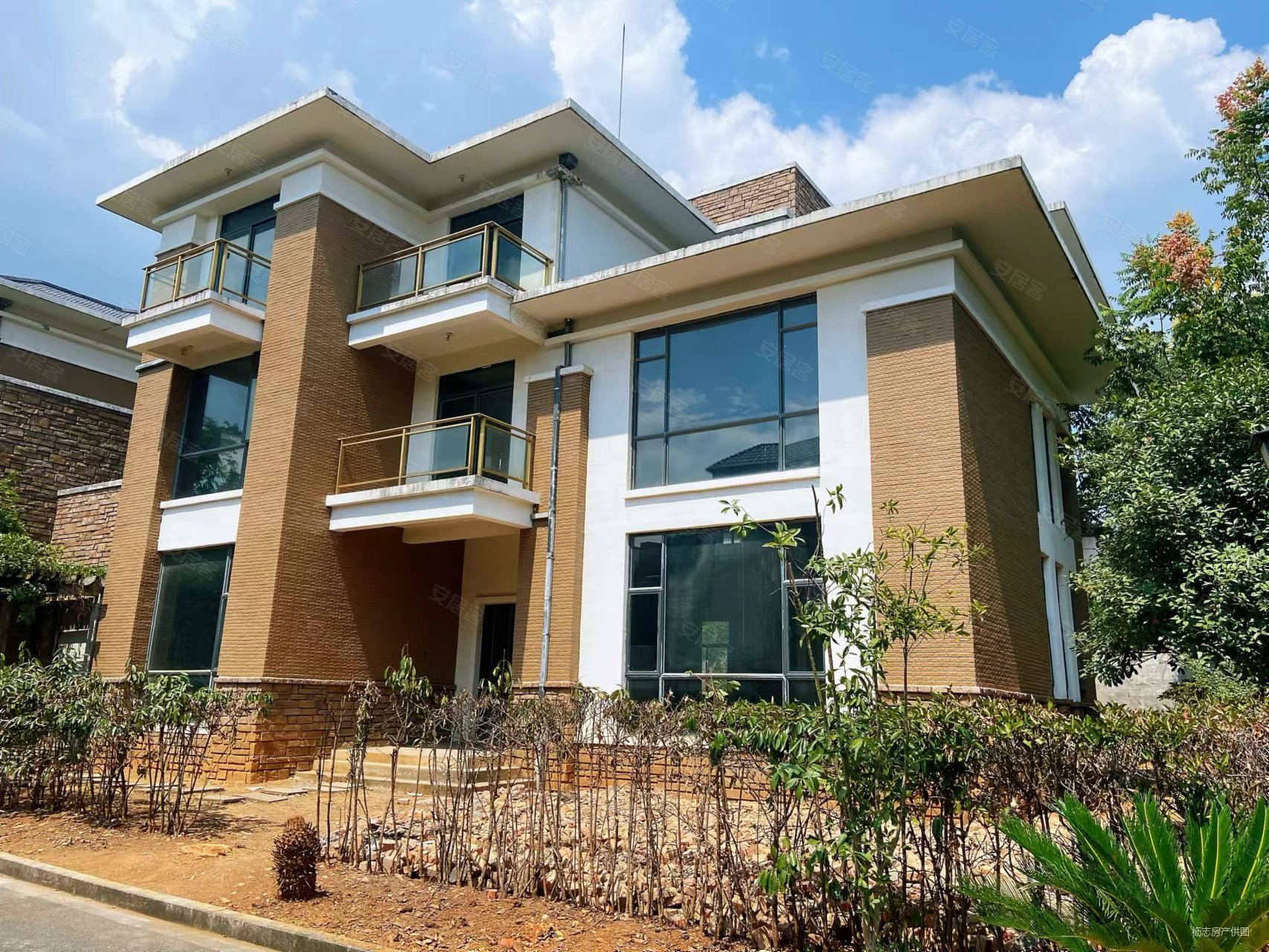 珑山林(别墅)7室5厅4卫435㎡南北379万