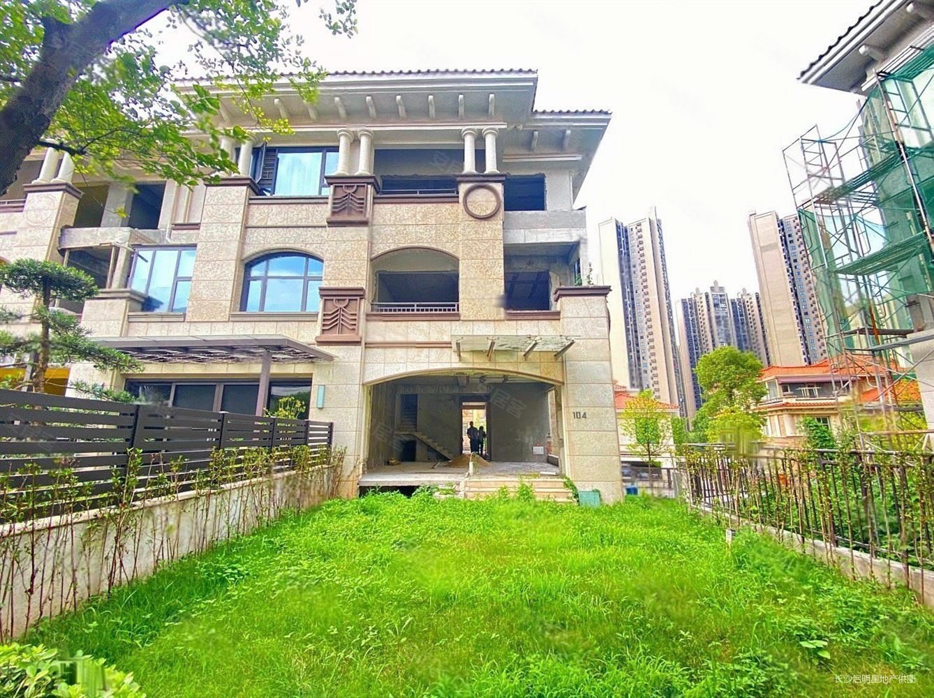 联排边户,使用面积约483平米,近400平花园,长沙玫瑰园(别墅)二手房