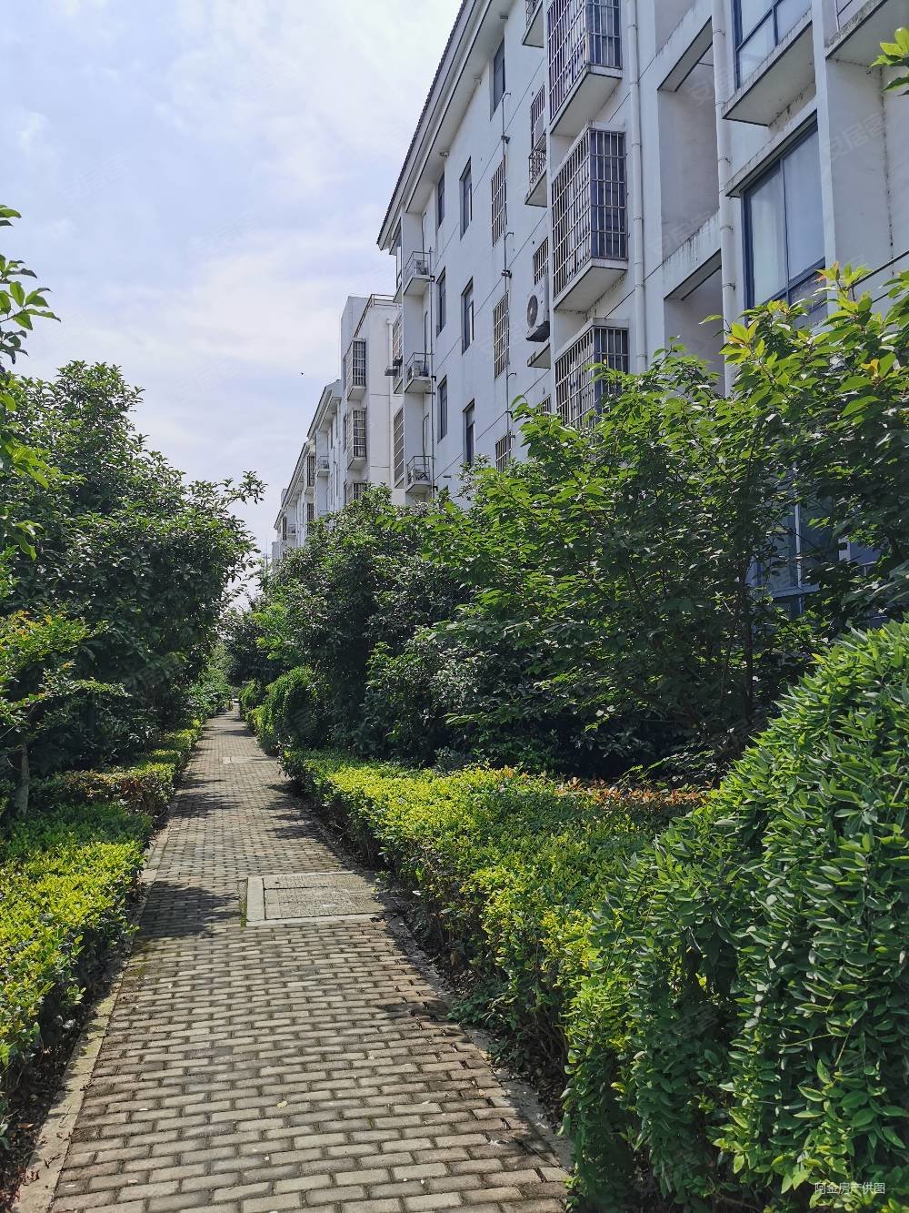 紫来华府143平豪华装修3房2厅2卫225万可谈带12平车库