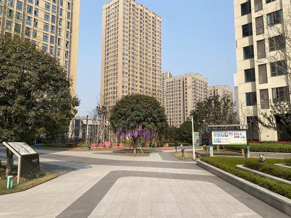 重庆九龙坡华岩新城财信新界轻轨5号线金建路出口 图片正规两室 精