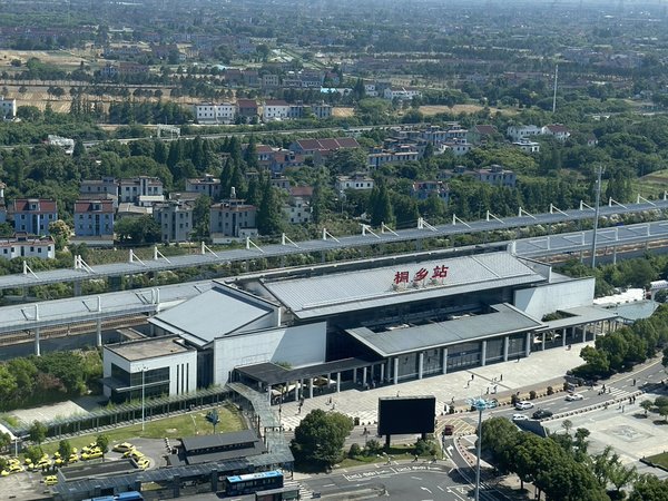 桐乡高铁站对面精装修两室包物业带车位租金1800元看房方便