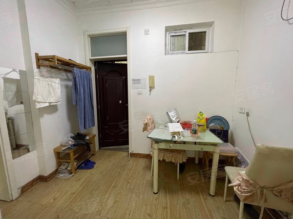 千佛山医院宿舍小户型干净采光好有钥匙