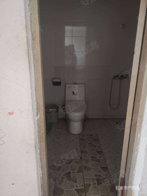 鸿翔景苑3室2厅1卫简单装看中再议