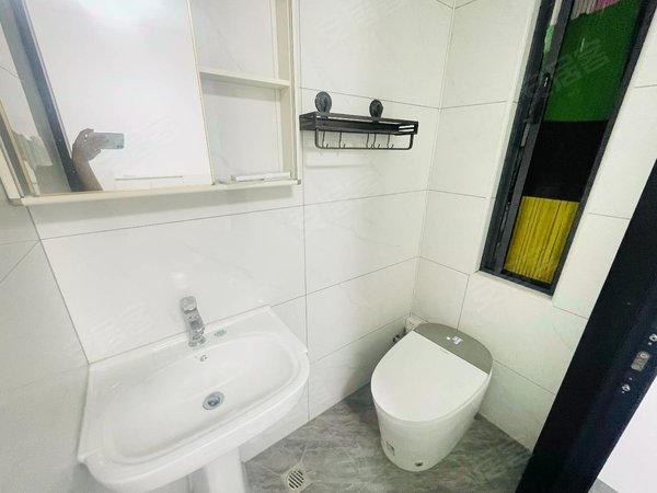 城东第一医院对面 地下车位70 精装3房 首出租 有意联系我