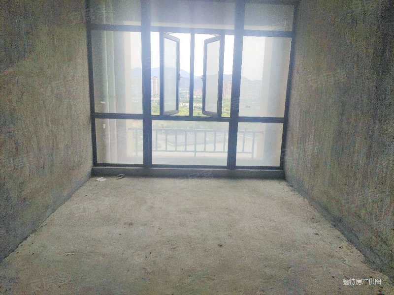 首占一号,沿江毛坯四房,一线江景风景优美