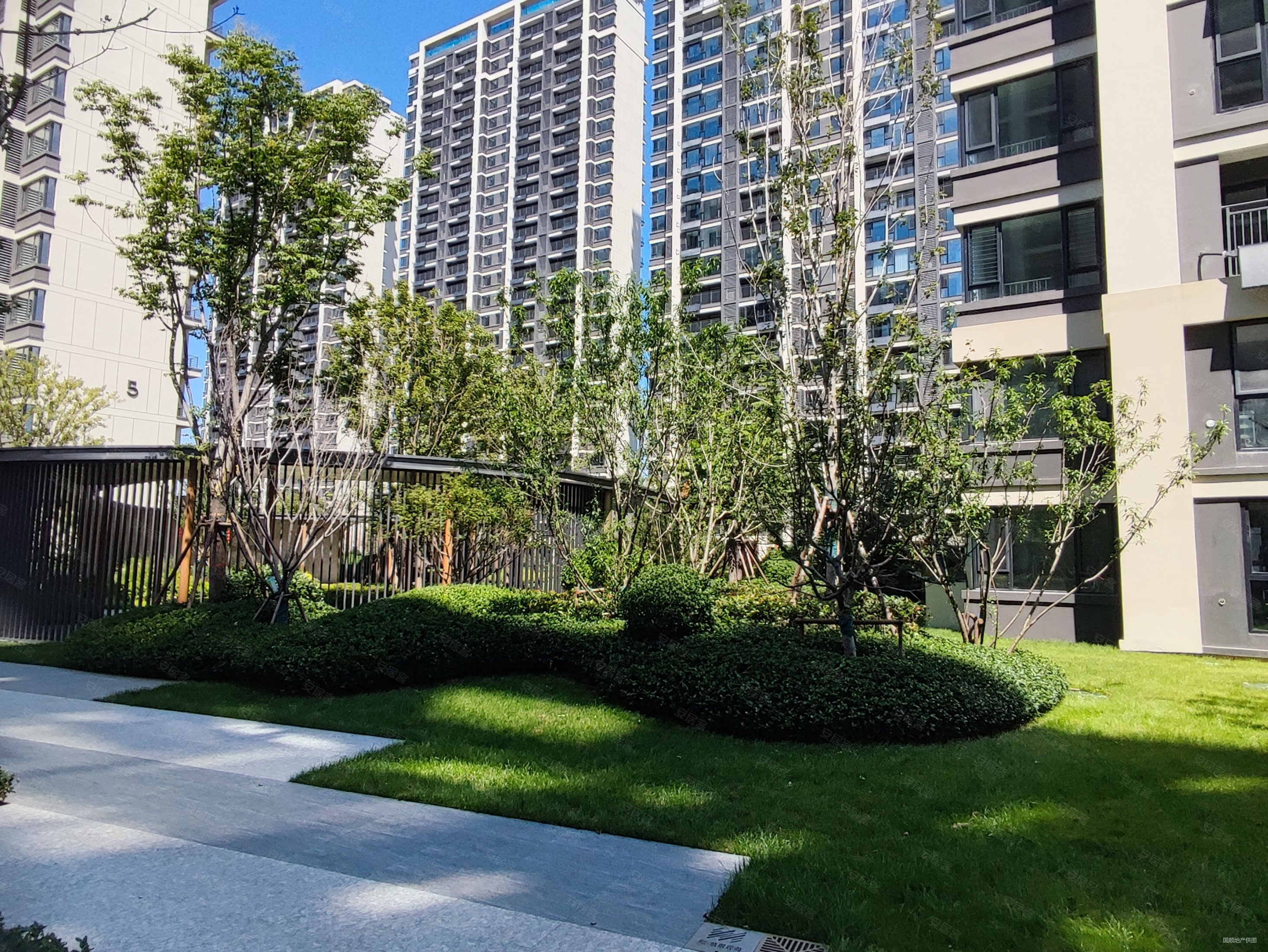 万科精装现房,耳朵户型,小高层好楼层,临烟台山医院 烟台大学,万科