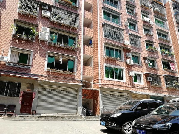 重庆垫江垫江城区东方花园离重百,县医院不远中心地段4楼2卧中等装修1