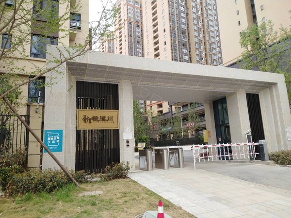 成都龙泉驿阳光城绿地新里桃溪川绿地桃溪川四室两卫出租一个空调出租