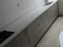 宁津城区德百广场出租精装万宏两室,家具家电齐全,拎包入住。出租房源真实图片