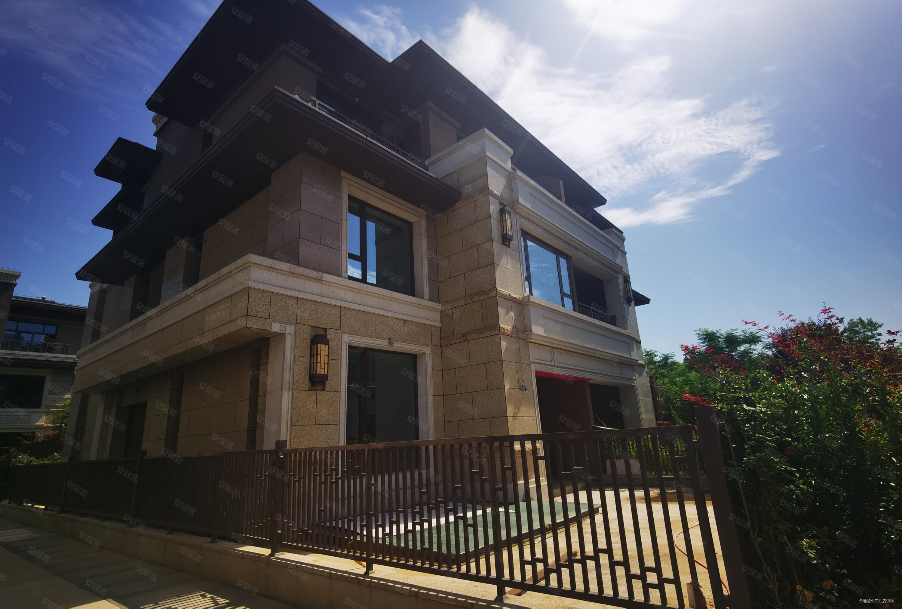 金地九玺 全新装修联排别墅 带车位 拎包入住 随时签约 可谈