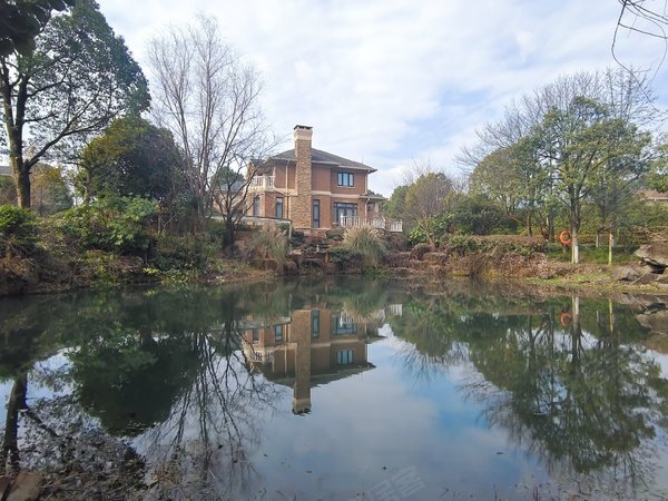 杭州富阳银湖九龙山庄(别墅)花园有湖,1000方院子,独栋别墅,居家办公