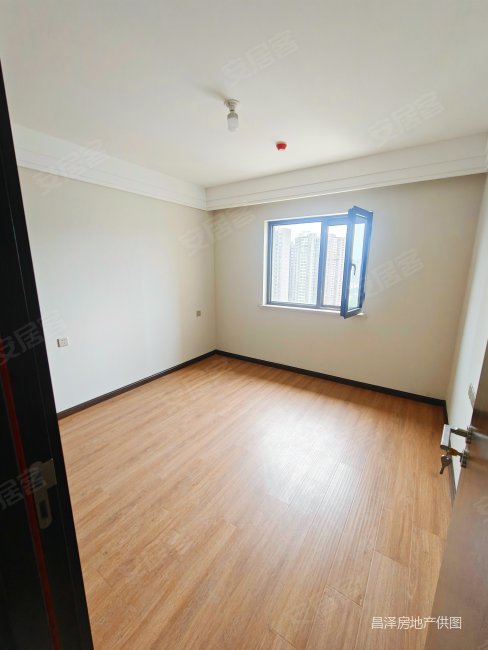 融创外滩公馆一期 商圈成熟 集中供暖 双卫格局 次新小区