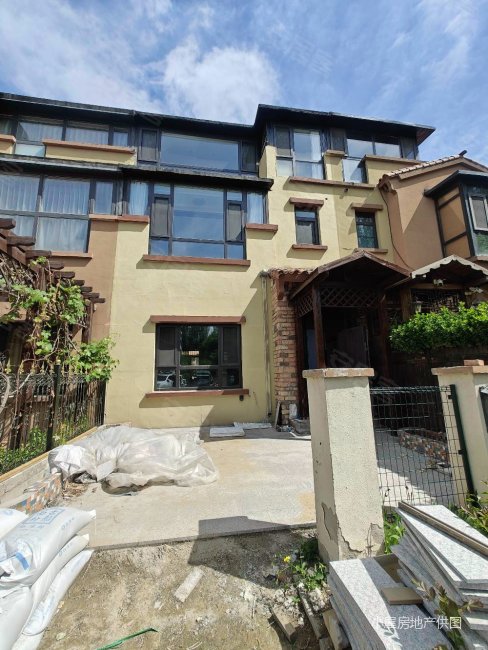 凌兰园别墅(相对较新)地上三层精装未住房本满二