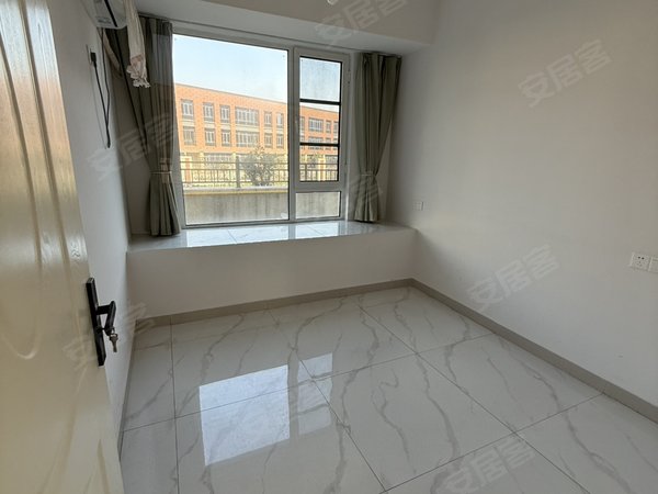 六安金安政务中心碧桂园置地中央公园出租六安市区碧桂园中央公园洋房一楼带院精装三室两厅两卫双阳台出租房源真实图片