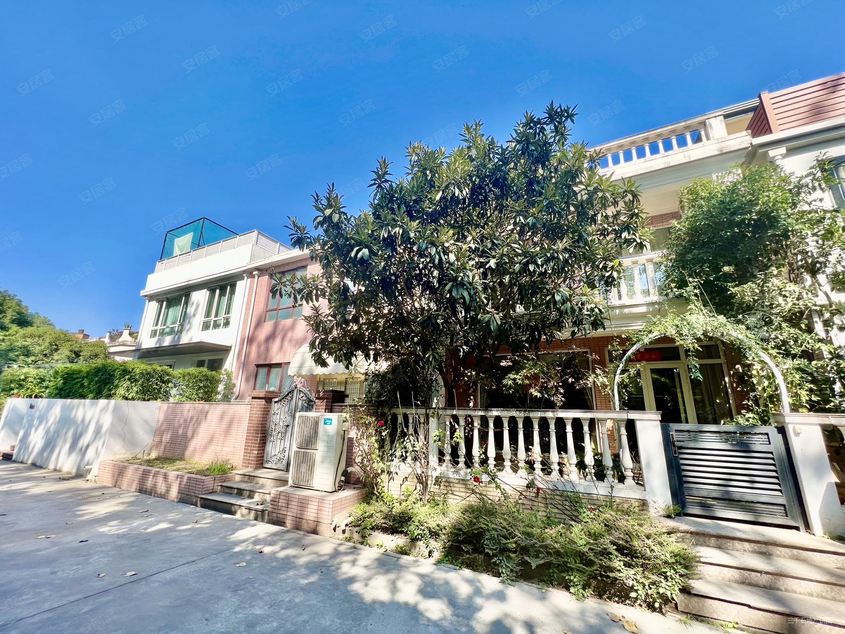 康虹花园(别墅)4室2厅3卫144㎡南1088万