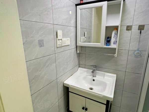 徐州鼓楼荆马河鼓楼花园园中苑一期实拍暖气鼓楼花园3楼可短租月付新健康医院新三院二中荆南小区出租房源真实图片