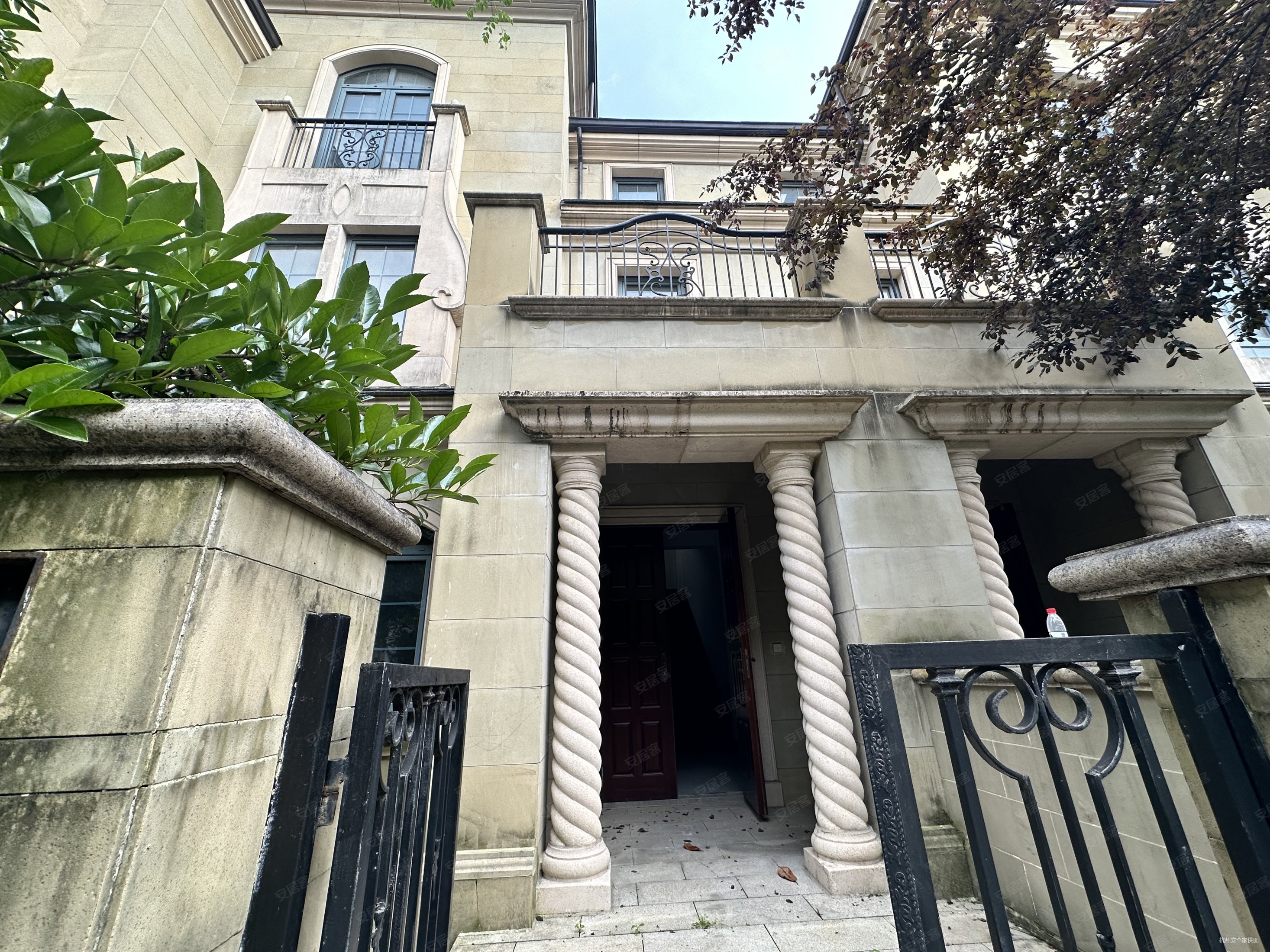 金都夏宫(别墅)4室3厅4卫280.57㎡南1300万