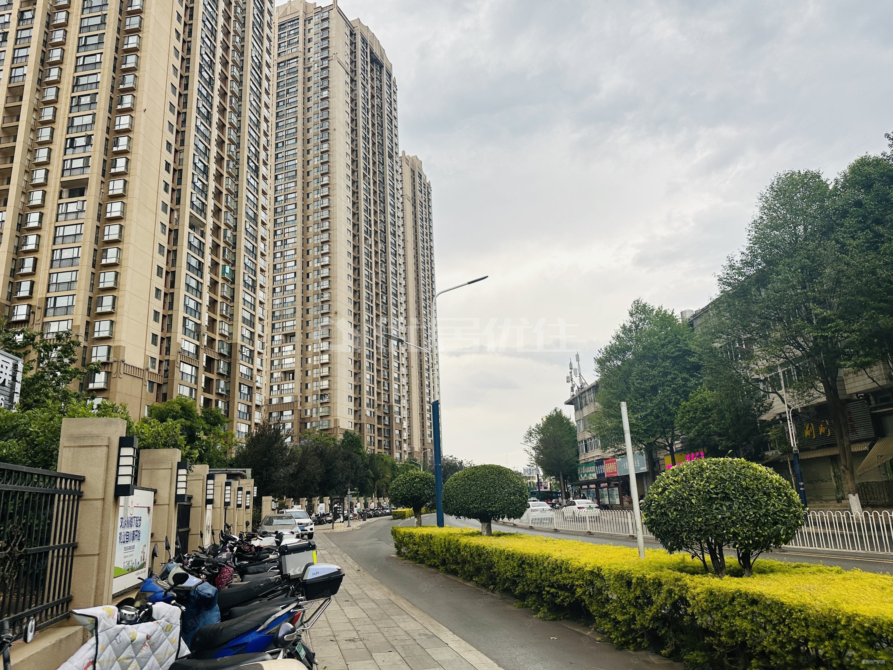 金泰国际二期凯佩3室2厅2卫109㎡东南130万
