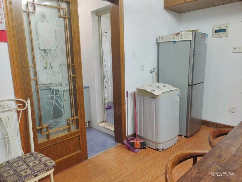 三角地,仁爱中学边上,周边配套齐全,看房方便