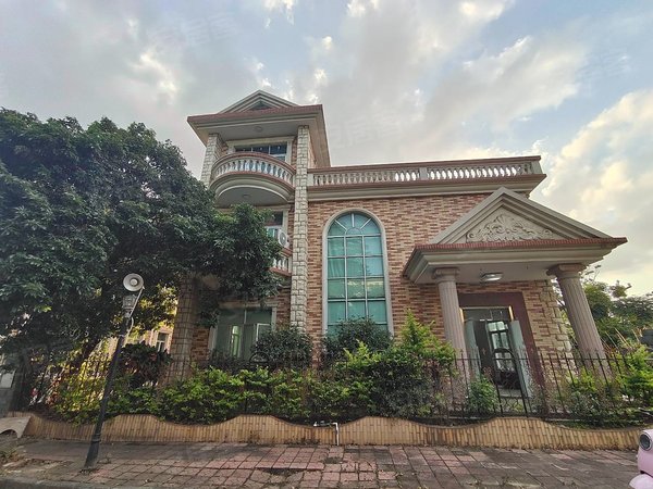 东莞横沥横沥城区华侨新村镇中心独栋别墅,带超大院子露台,随时方便