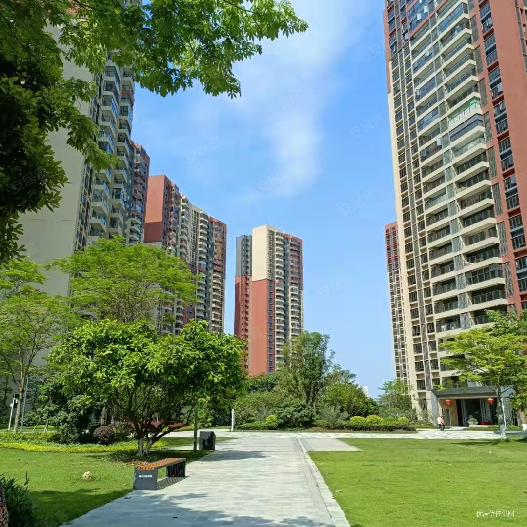 绿岛湖保利翡翠公馆四房两厅小区环境优美近地铁口