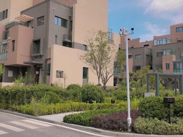 青岛城阳白云山公园澜公馆豪华装修 澜公馆下叠 套三三卫 带院子 带负