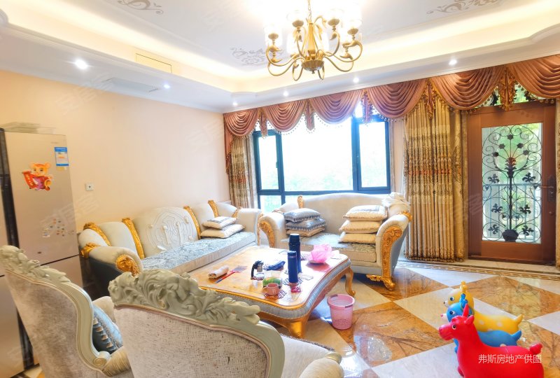 边户大花园联排别墅!一层带老人房!豪华装修拎包入住!小区中心