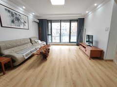 延边延吉中心区万达东。大西洋新小区。精装修一楼带菜园。两室一厅中间户出租房源真实图片