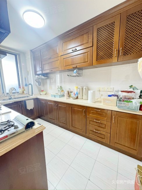 东湖公馆景观房  排边套188平3室2厅2卫中装当毛胚卖